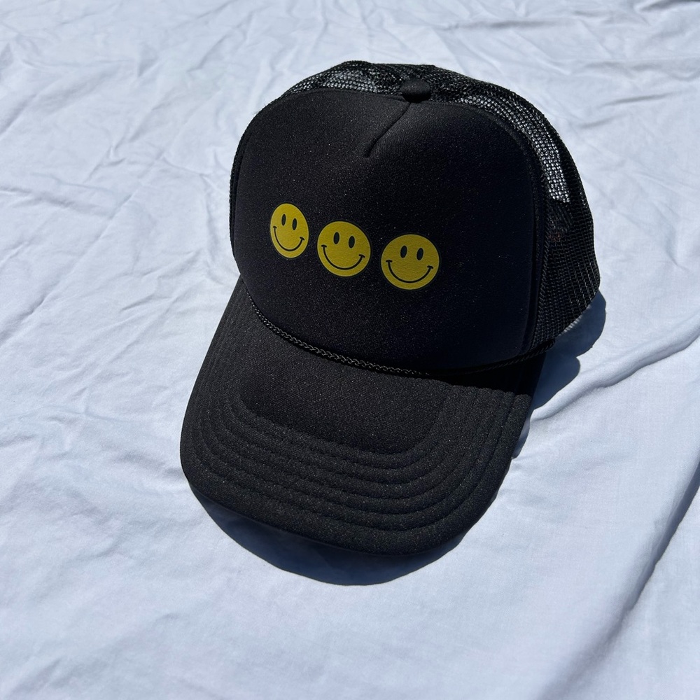 BLACK SMILEY TRUCKER HAT